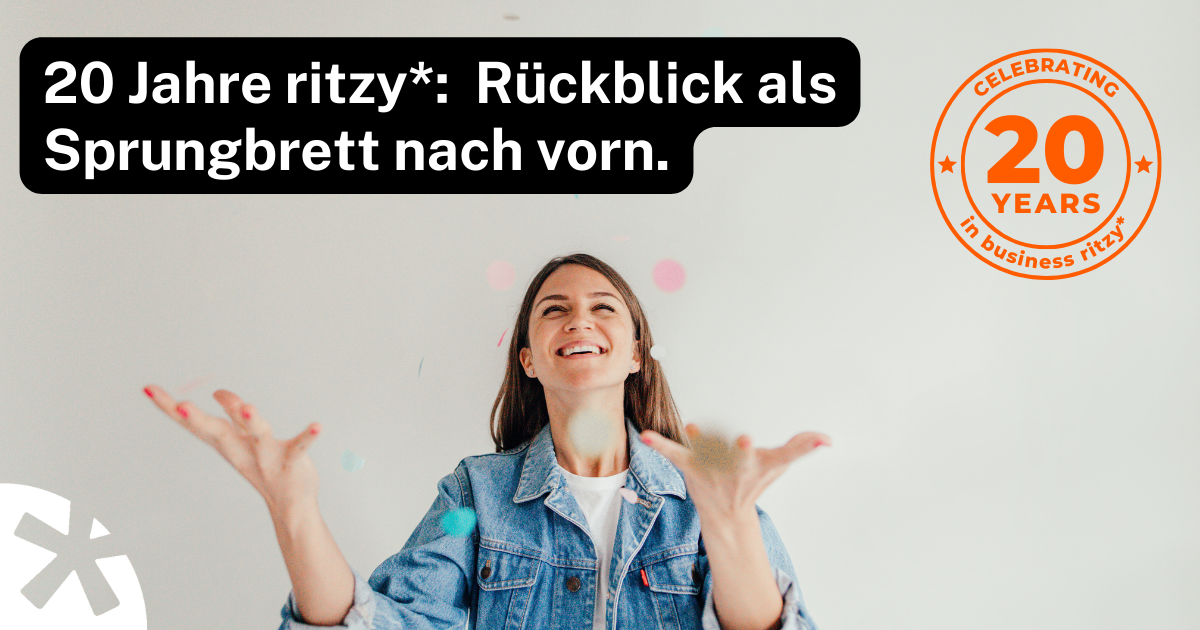 Frau in Jeansjacke jongliert mit bunten Bällen vor weißem Hintergrund – Jubiläumsbild von ritzy mit Text ‚20 Jahre ritzy: Rückblick als Sprungbrett nach vorn‘ und ‚Celebrating 20 Years in business ritzy*