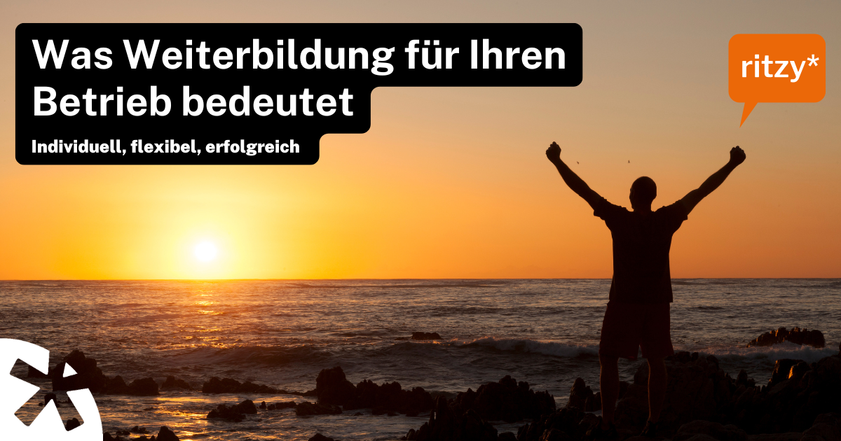 Person am Meer mit erhobenen Armen vor Sonnenuntergang – Symbol für individuelle und erfolgreiche Weiterbildung mit ritzy*.