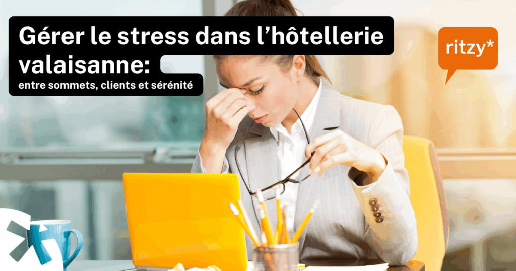 Eine Person im Anzug sitzt an einem Schreibtisch, hält die Brille in einer Hand und massiert sich mit der anderen die Stirn – ein Zeichen von Stress. Vor ihr steht ein leuchtend gelber Laptop und ein Stiftehalter. Im Hintergrund fällt Tageslicht durch ein unscharfes Fenster.