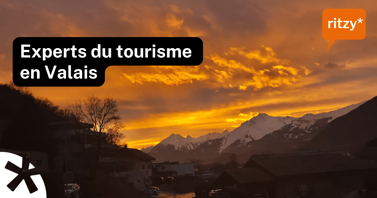 Paysage alpin du Valais au coucher du soleil, illustrant l’expertise et le dynamisme du tourisme valaisan, avec le titre « Experts du tourisme en Valais » et le logo ritzy*.