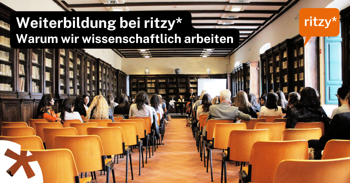 Weiterbildungssituation bei ritzy*: Teilnehmende sitzen in einem Seminarraum und folgen einer Weiterbildung, die auf wissenschaftlich fundierten Lernkonzepten basiert.