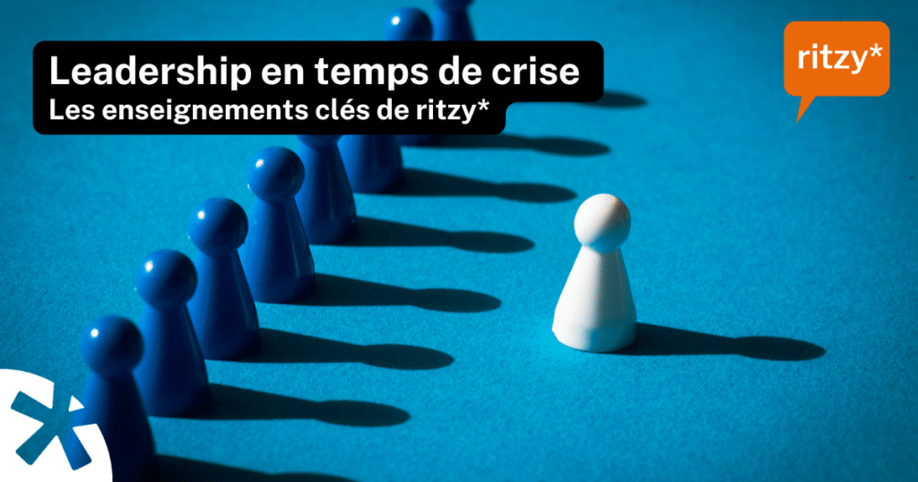Illustration de pions de jeu bleus alignés face à un pion blanc isolé, sur fond bleu, symbolisant le leadership et la prise de décision en situation de crise, avec le texte « Leadership en temps de crise – Les enseignements clés de ritzy*