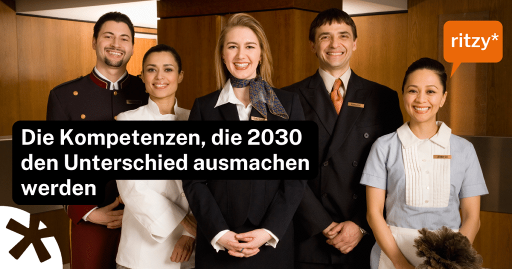 Gruppe von Hotel- und Servicefachkräften steht nebeneinander vor einem Empfangsbereich; im Bild steht der Text „Die Kompetenzen, die 2030 den Unterschied ausmachen werden“ sowie das ritzy*-Logo.