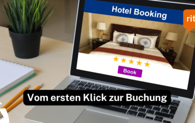 Person sucht auf dem Smartphone oder Laptop nach einem Hotel und betrachtet eine moderne, einladende Hotel-Website – Symbolbild für digitale Gästeinspiration und Conversion.