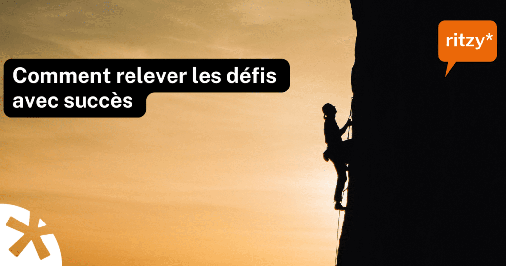 Silhouette d’une personne en train d’escalader une paroi rocheuse au coucher du soleil, avec le texte « Comment relever les défis avec succès » et le logo ritzy* en haut à droite.