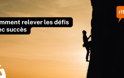 Silhouette d’une personne en train d’escalader une paroi rocheuse au coucher du soleil, avec le texte « Comment relever les défis avec succès » et le logo ritzy* en haut à droite.