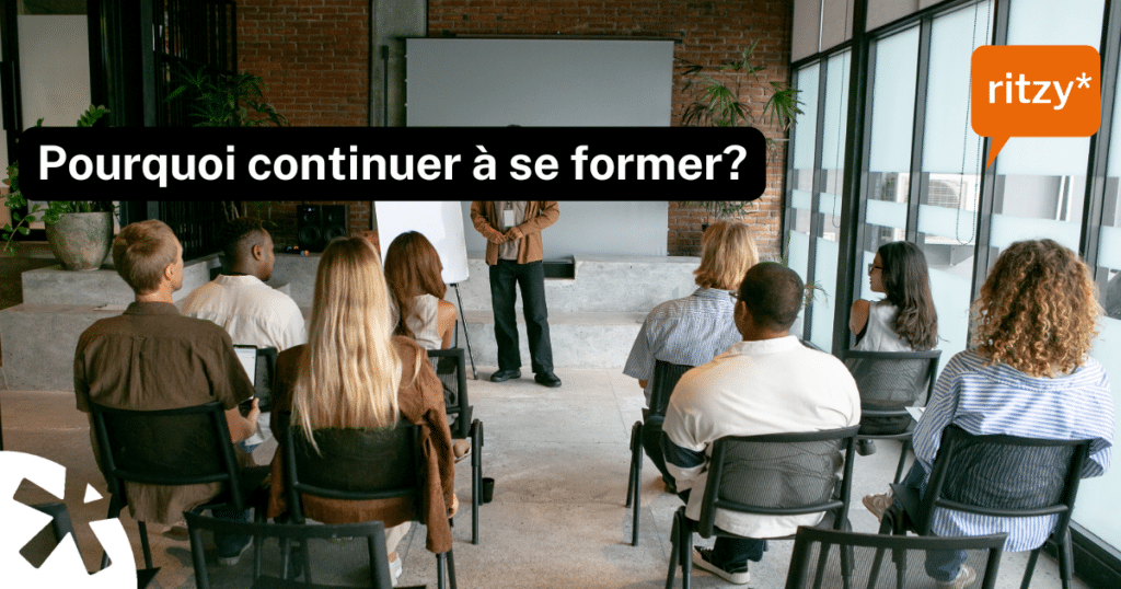 Intervenant donnant une formation devant un groupe de participants assis en salle de séminaire, avec le texte "Pourquoi continuer à se former ?"