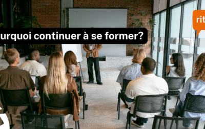 Intervenant donnant une formation devant un groupe de participants assis en salle de séminaire, avec le texte "Pourquoi continuer à se former ?"