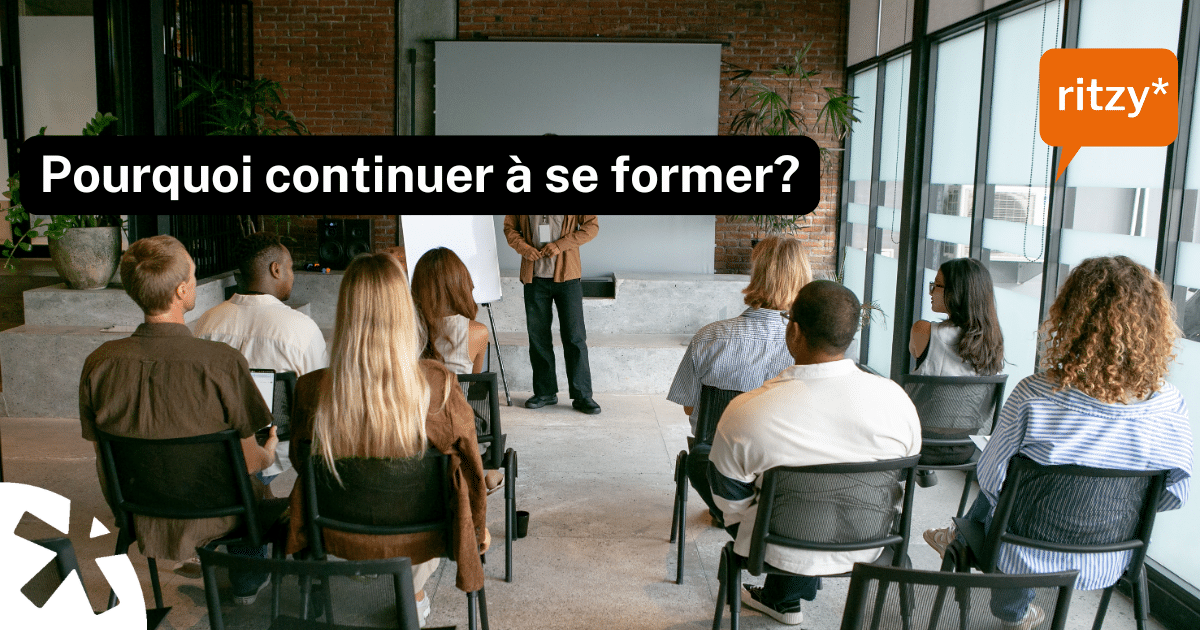 Intervenant donnant une formation devant un groupe de participants assis en salle de séminaire, avec le texte "Pourquoi continuer à se former ?"