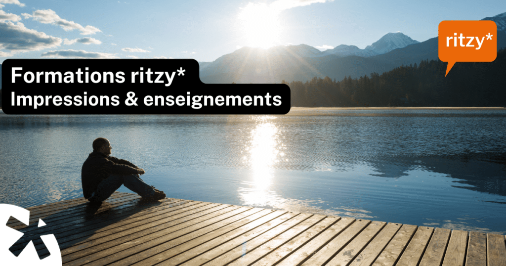 Personne assise sur un ponton en bois au bord d’un lac de montagne, face au soleil levant, avec le texte « Formations ritzy* – Impressions & enseignements » et le logo ritzy* en haut à droite.