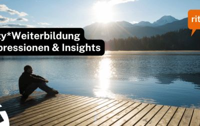 Person sitzt auf einem Holzsteg an einem Bergsee und blickt Richtung aufgehende Sonne, mit dem Text «ritzyWeiterbildung – Impressionen & Insights» sowie dem ritzy-Logo oben rechts.