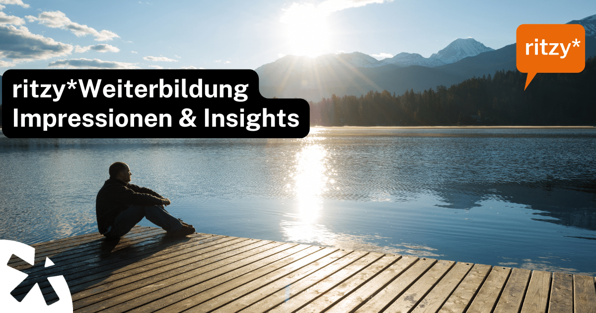 Person sitzt auf einem Holzsteg an einem Bergsee und blickt Richtung aufgehende Sonne, mit dem Text «ritzyWeiterbildung – Impressionen & Insights» sowie dem ritzy-Logo oben rechts.